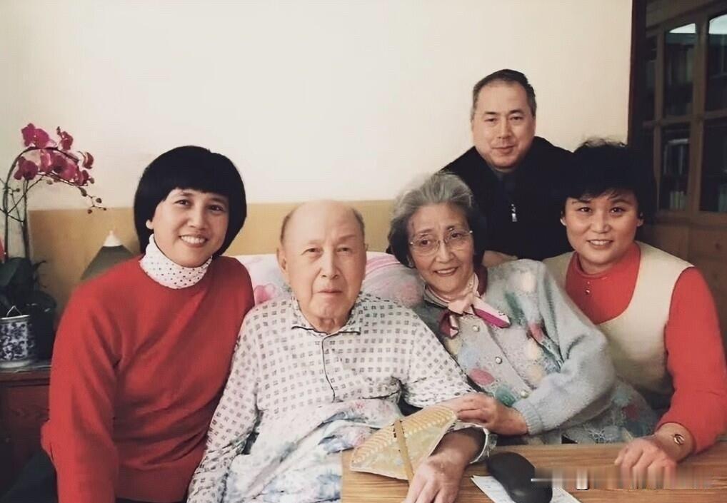 这是钱学森和夫人蒋英早些年的一张珍贵留影，蒋英老了还那么的有气质，不愧是从年轻一