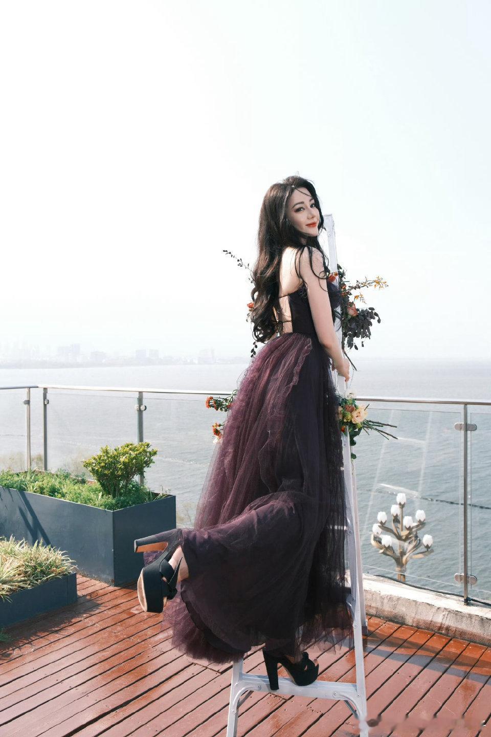 迪丽热巴抹胸黑纱长裙 迪丽热巴抹胸黑纱长裙，太美啦肉巴姐姐[好喜欢][好喜欢][