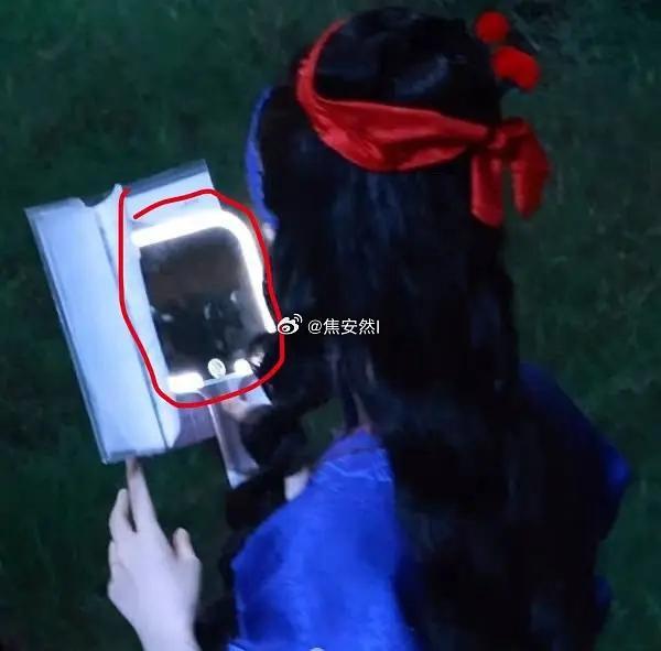 虞书欣这真的是在看剧本吗？ 