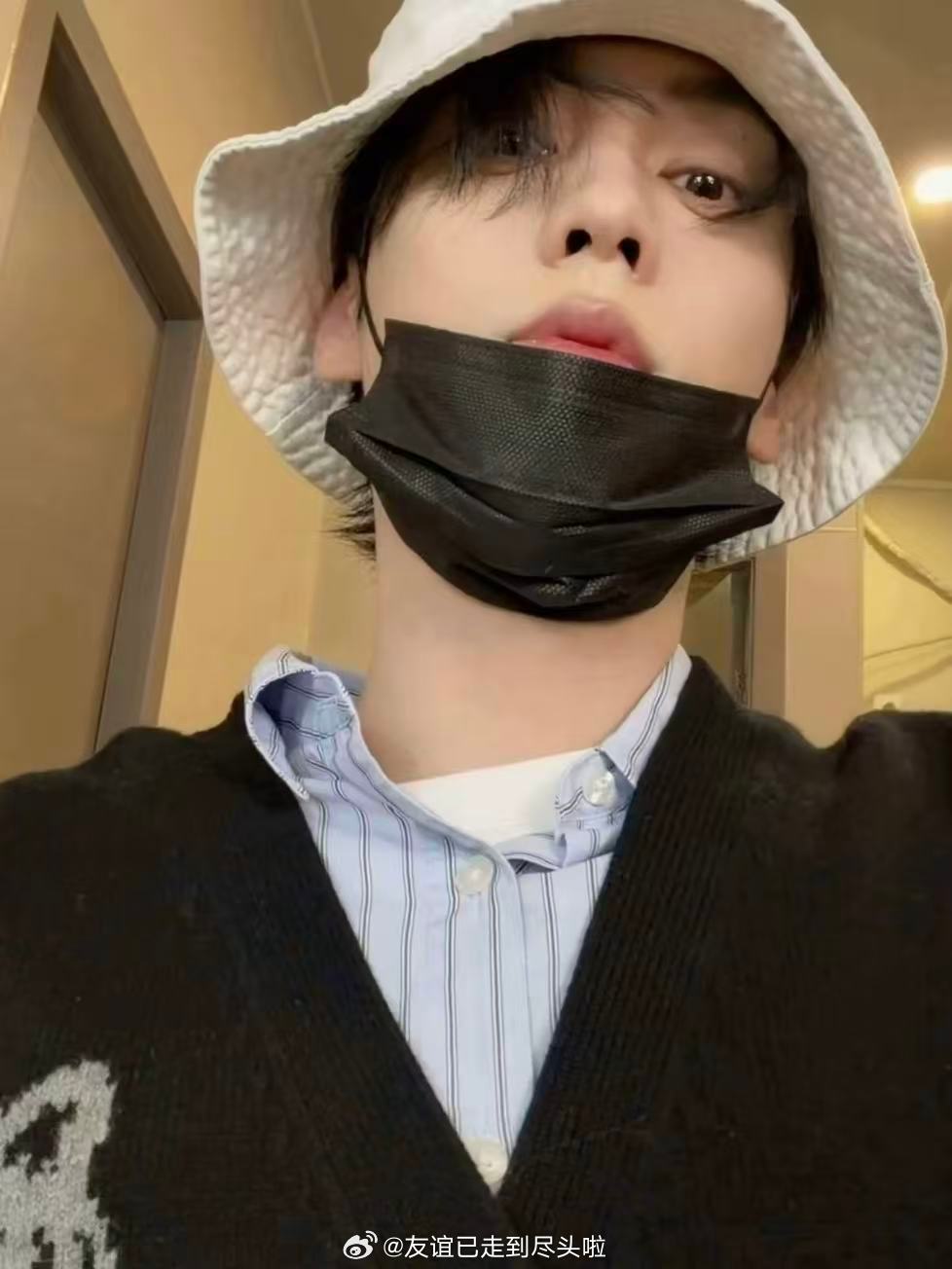 田栩宁戴渔夫帽自拍营业，网友质疑和九成美发的情侣视频里的帽子是不是同款？但是看帽