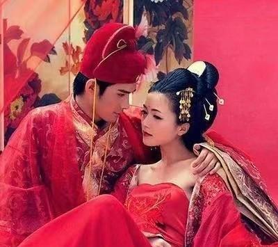 清代，寡妇嫁给了年轻小伙，新婚之夜，小伙哈哈大笑，寡妇问他笑什么，他在寡妇耳边说