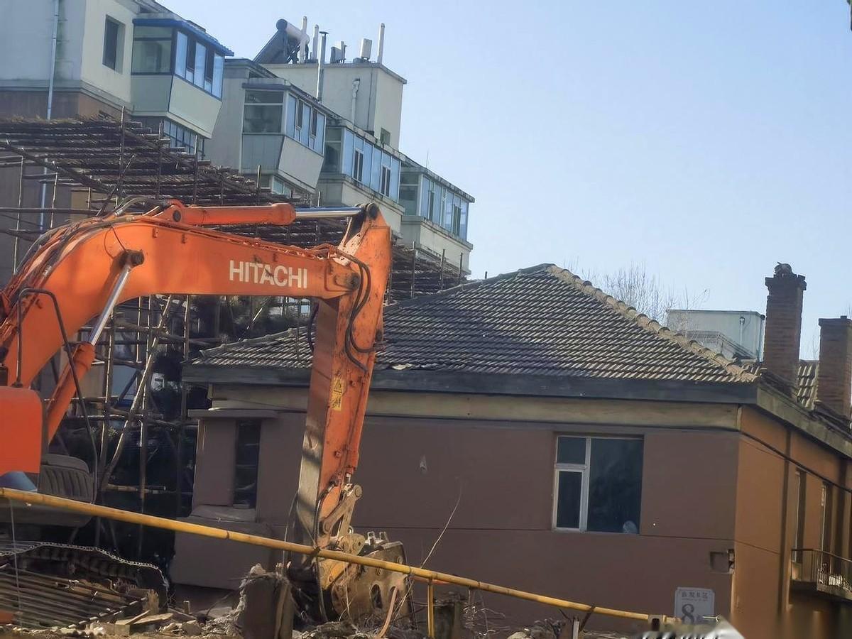 天呐，真给拆了原地重建了。
就在市中心，曙光路。我今天特意跑去看的。
政府出六成