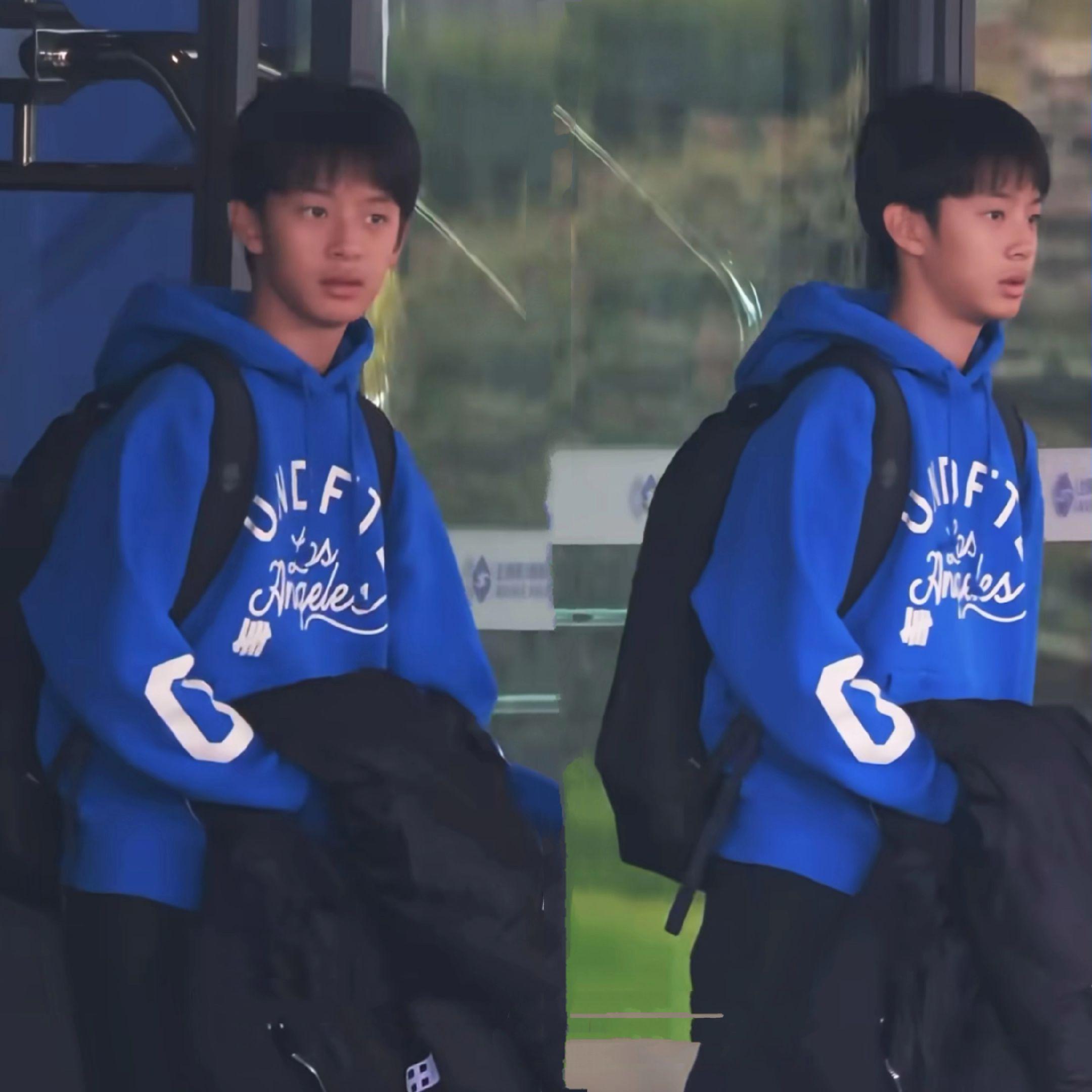 邓超孙俪15岁儿子近照。等等五官太像妈妈了，妥妥的阳光帅哥一枚，看起来很健康活泼