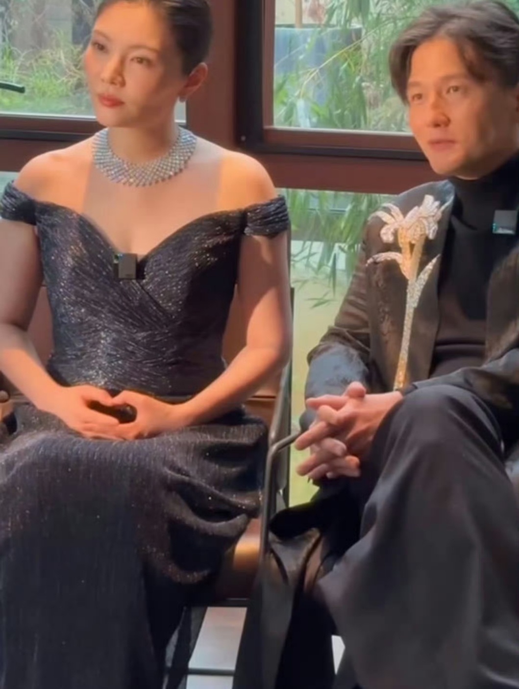 徐冬冬 珠光宝气具象化徐冬冬时尚表现力再封神！一字肩抹胸裙搭配璀璨珠宝，肩颈线条