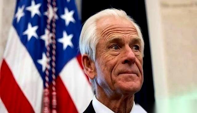 华盛顿的办公桌前，最近每天都在上演甩锅大戏。美国官员们把手指全戳向了纳瓦罗，咬牙