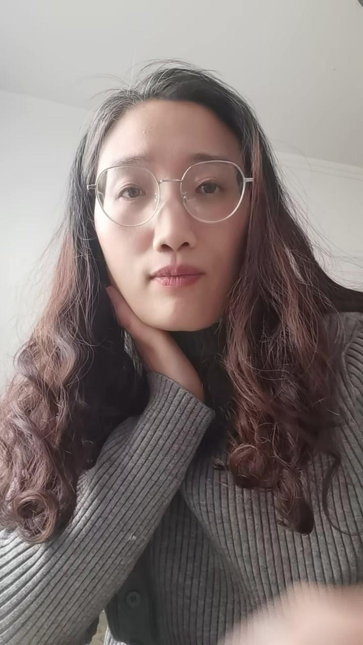 老人带娃最让人头疼的就是“隔代亲”里的小心机。他们总想着通过控制孩子来拿捏我们，