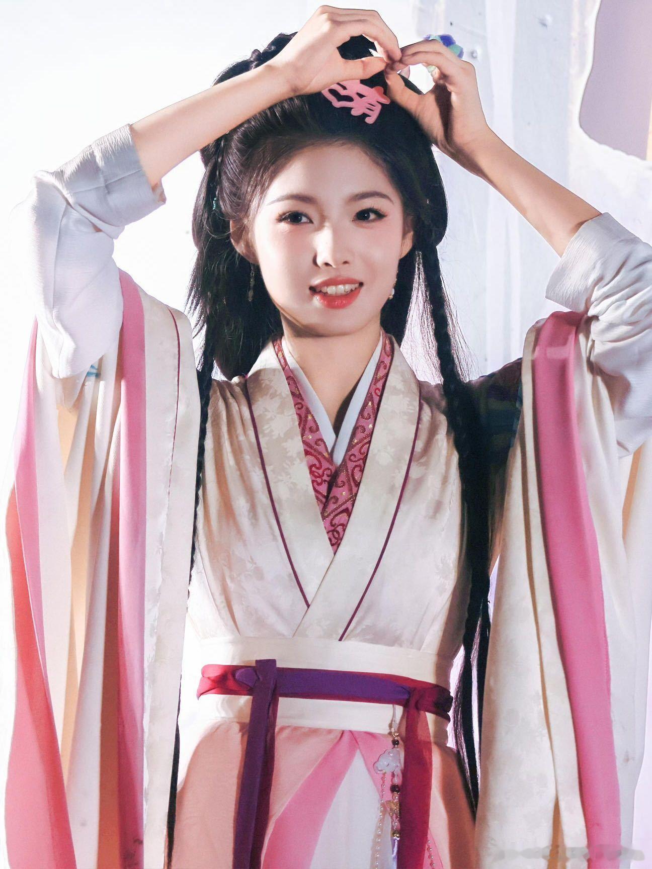 让金莎艾米演母女的简直天才  金莎和艾米的同框画面也太养眼了吧！两个人的五官轮廓