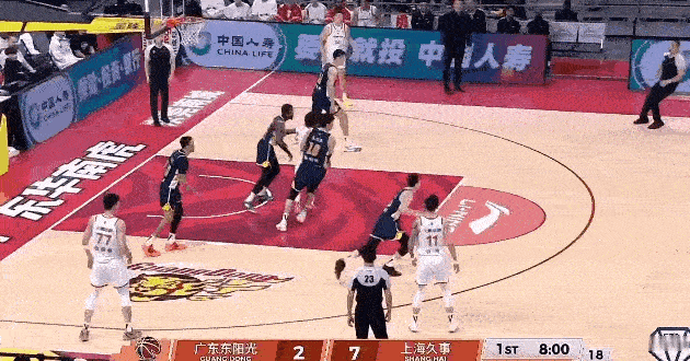 “大白边”还有这一手！

今晚广东男篮对阵上海男篮的比赛，首节7分59秒，上海男