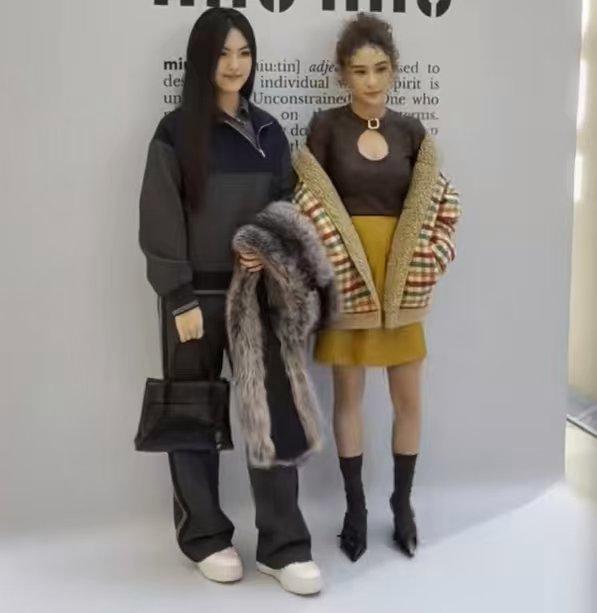 王诗龄个子挺高的，穿平底鞋比何超莲还高一截！16岁的王诗龄和何超莲等明星出席上海