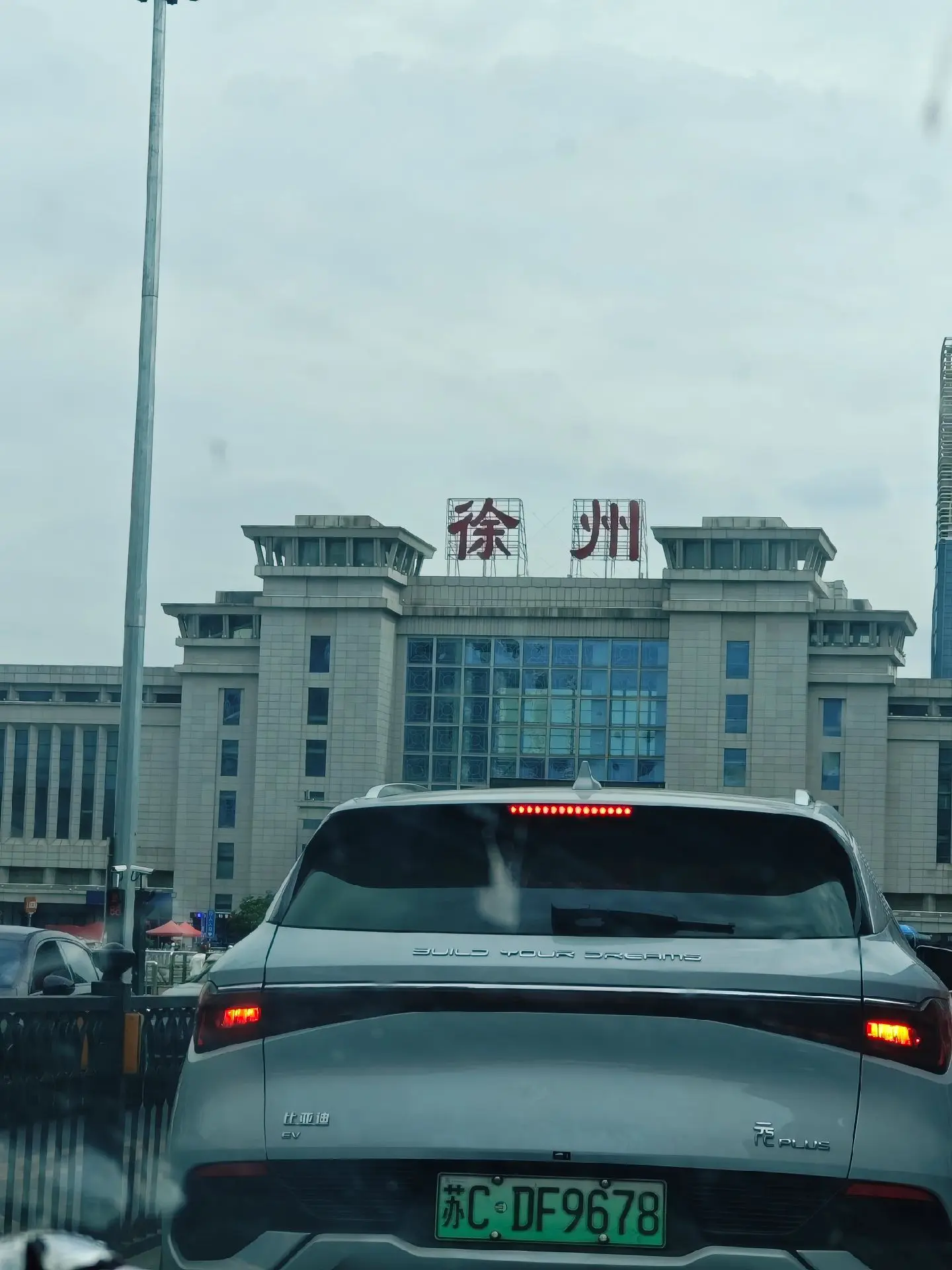 无论在什么地方都要记住，过去都是假的，回忆没有归路。春天总是一去不复返...