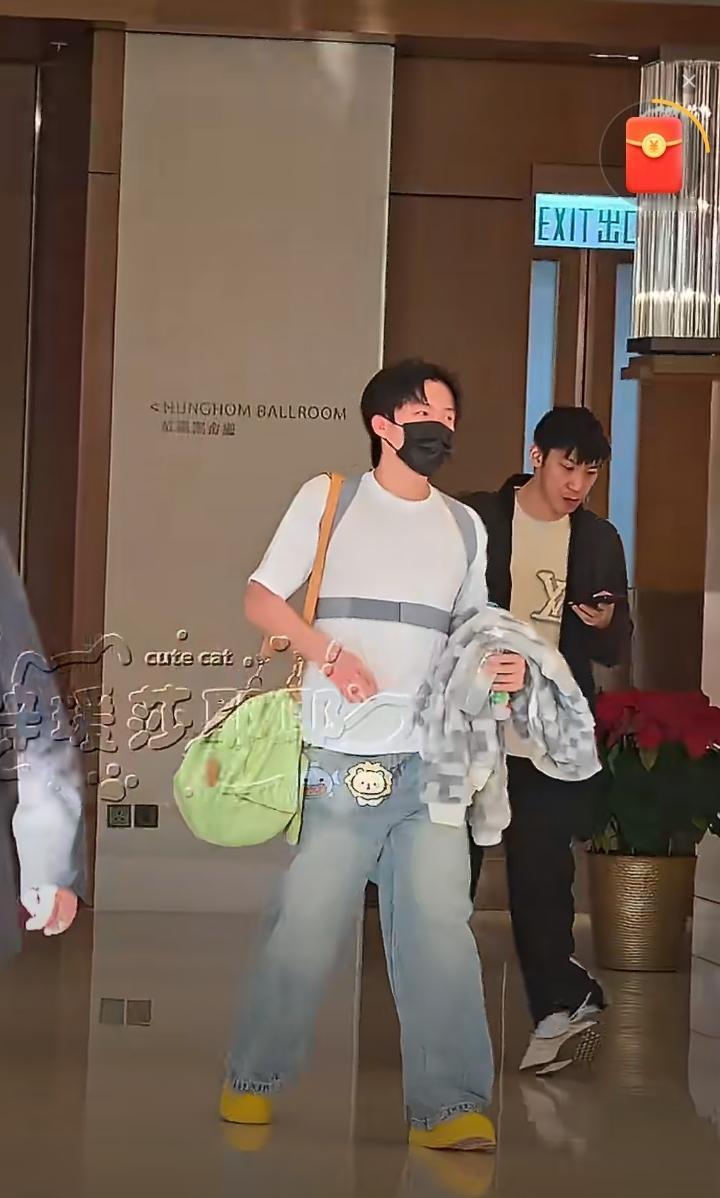 王楚钦上身绑着护带，出发返京！
今天上午，王楚钦上身绑着保护肩部、腰部的护带，背