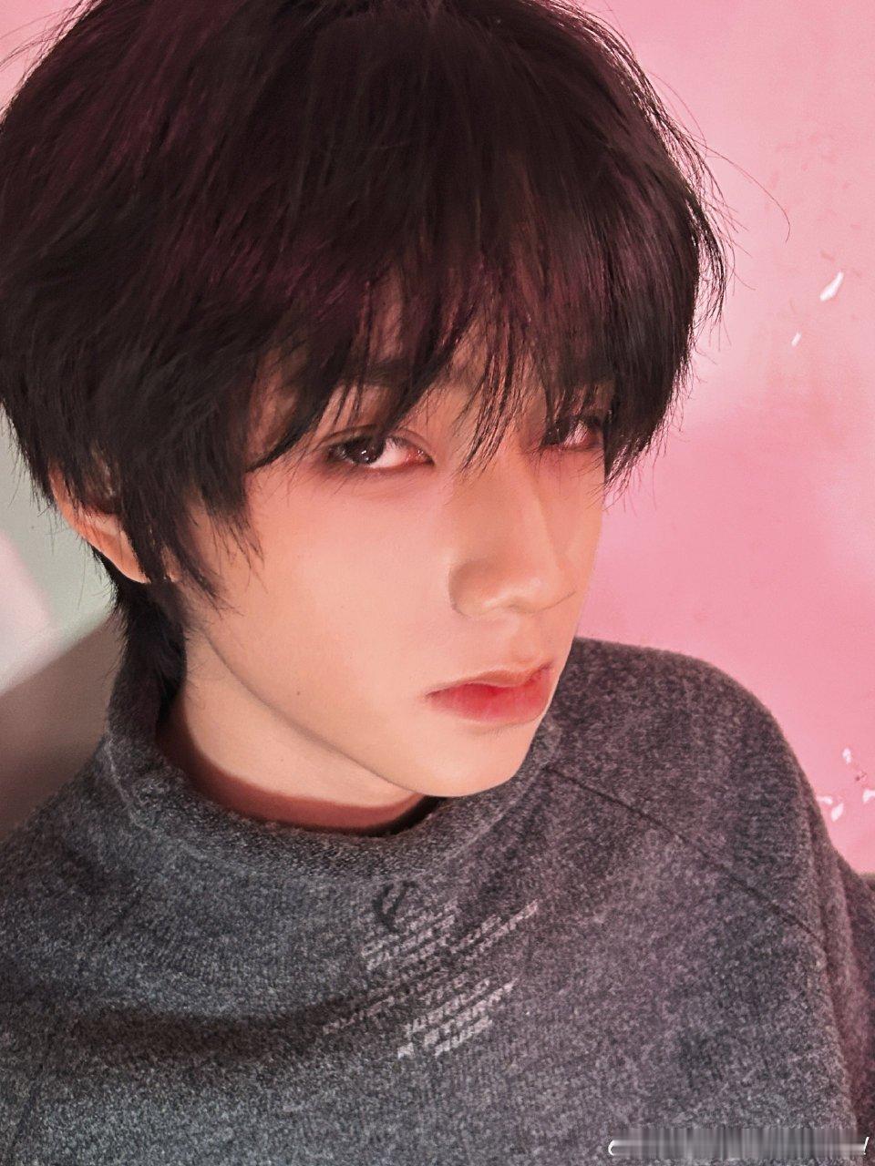 王橹杰王橹杰被时代峰峻找了两次时代峰峻找了王橹杰两次 原来时代峰峻找了橹橹两次呀