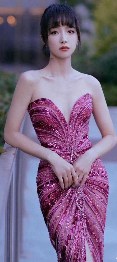 2025星光大赏红毯上，宋茜以Julien Fournié 2018春夏高定婚纱