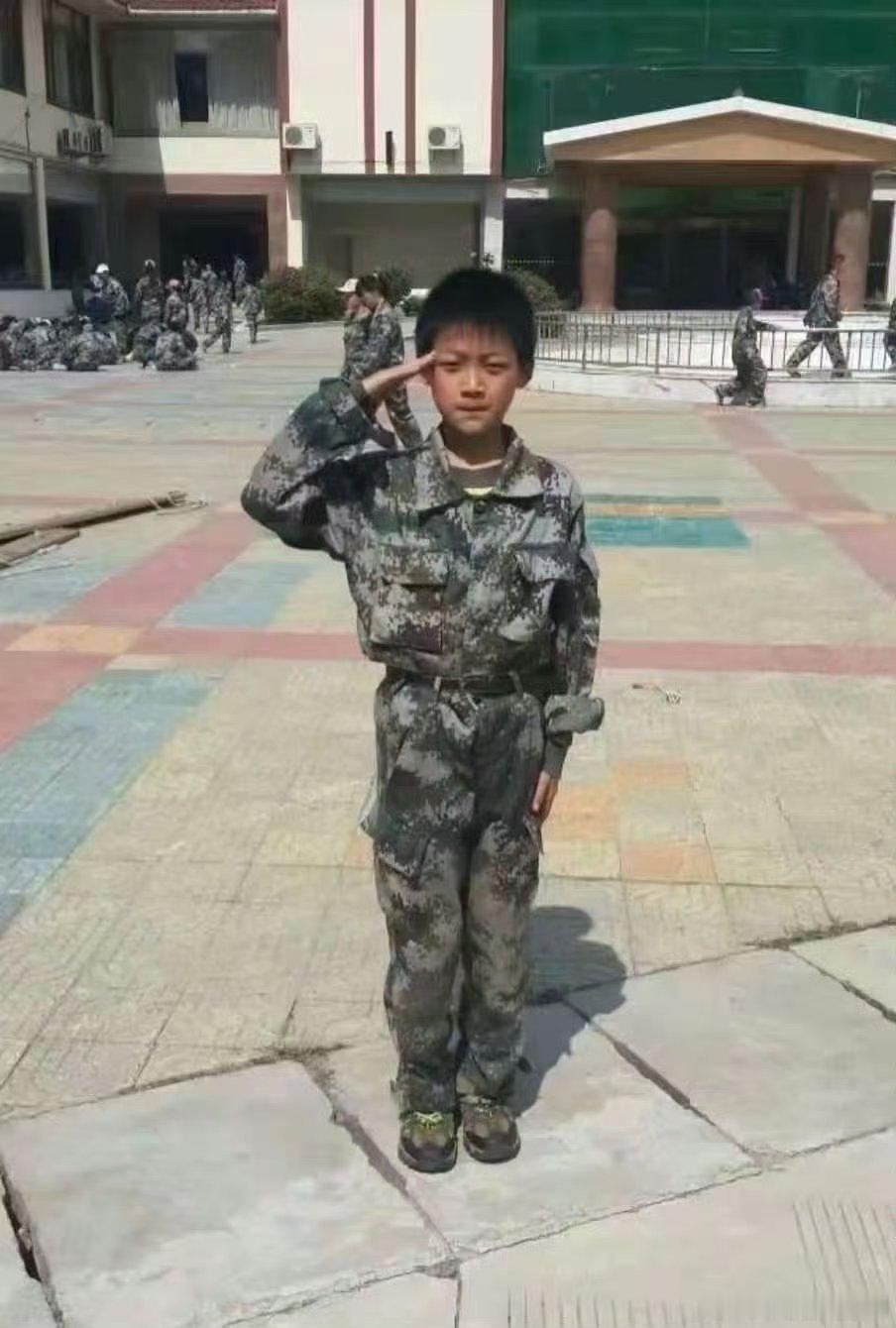 梓渝小学旧照现在和小时候没什么变化哎 都好可爱啊 ​乖乖小鱼 ​​​