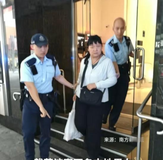胆子太大了！6月26日报道，香港汇丰银行，近日来了两个内地男女。他们淡定地递上一