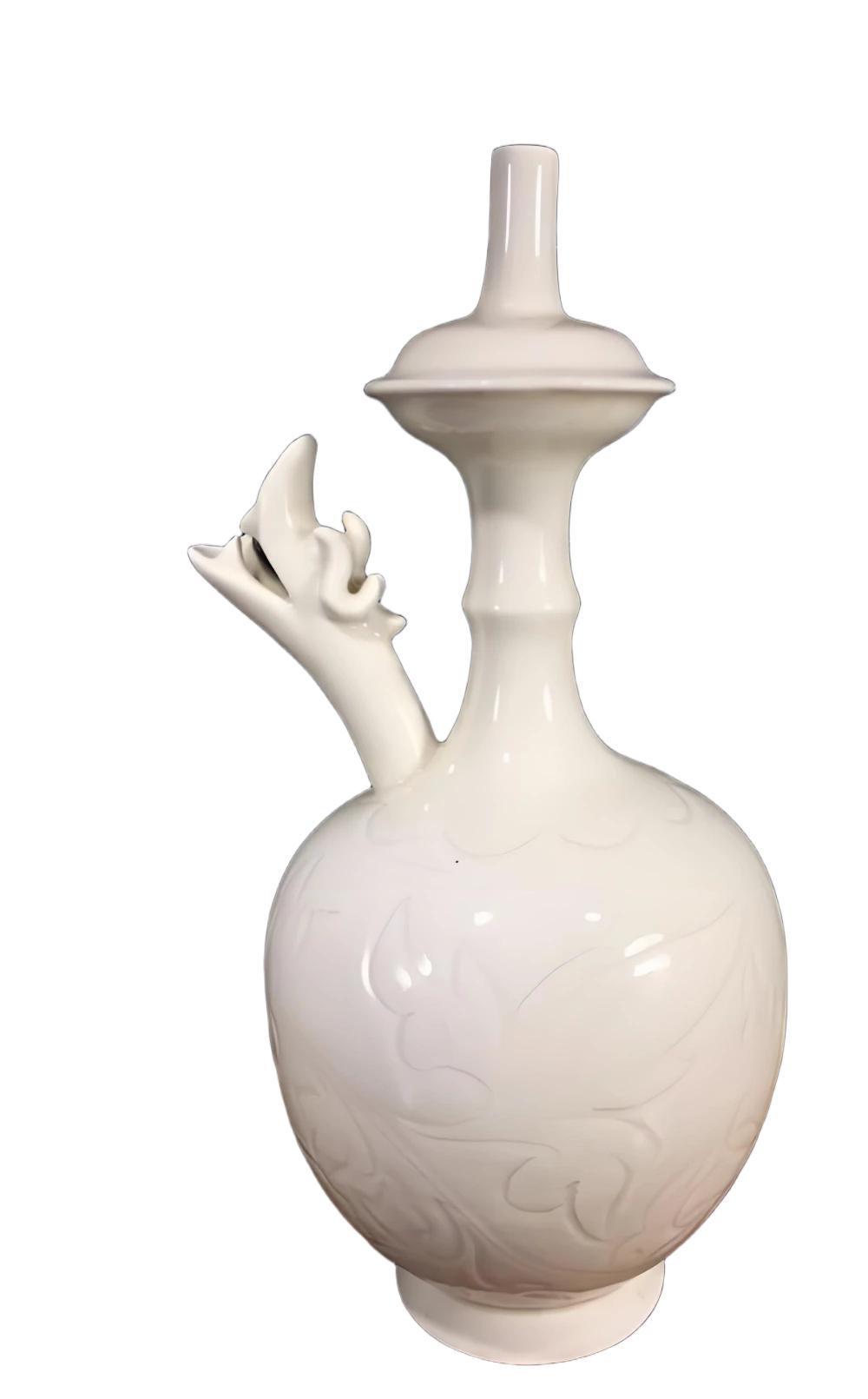 宋定窑刻划花龙流首净瓶
宋定窑黑釉净瓶