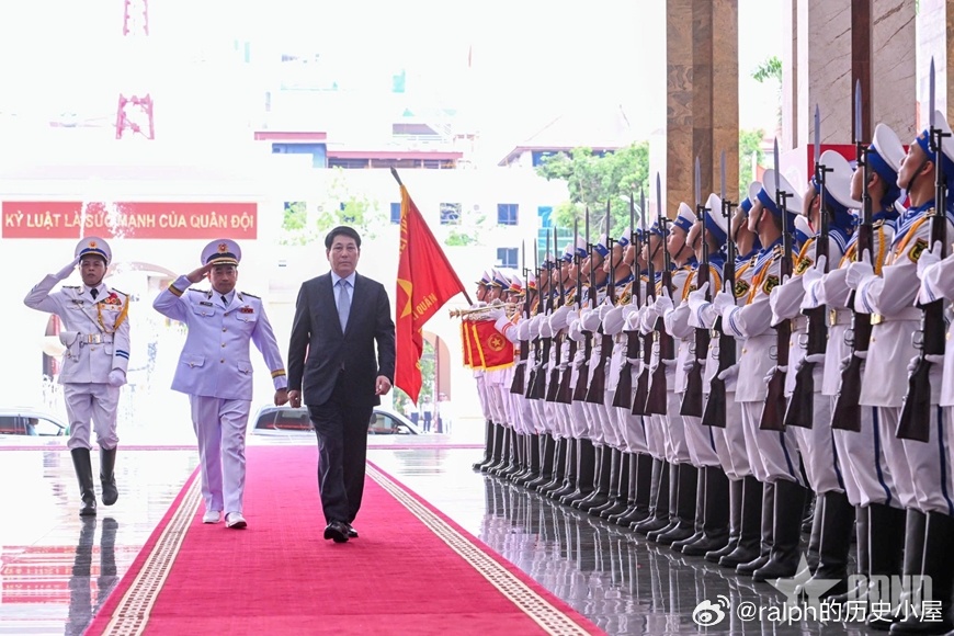 2025年5月7日越南国家主席梁强出席在海防举行的纪念越南海军成立70周年活动，