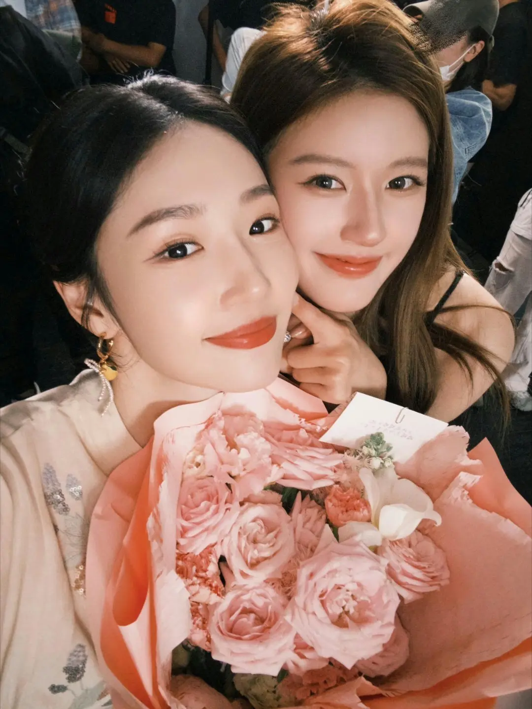 期待赵露思许我耀眼。