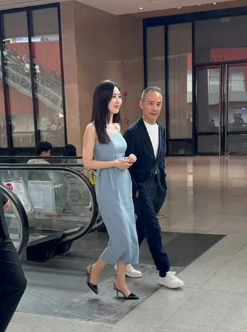 这大概就是成功人士的标配，王石的体态和气质弥补了和妻子30岁的年龄差，两口子看起