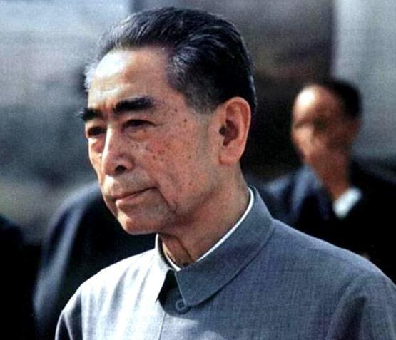 周总理晚年时期，有人写大字报揭发他，邓颖超看后无奈叹气并郑重签字同意同事意见
1