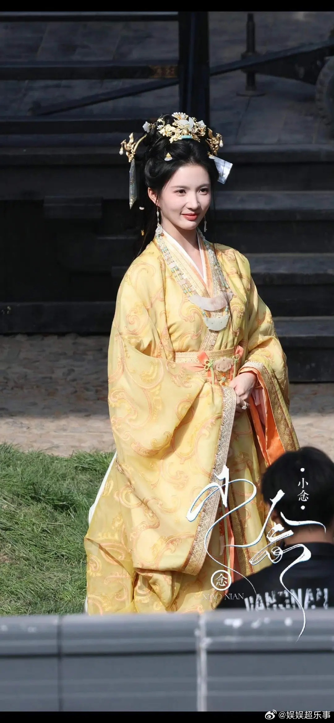 我没看错吧，这三套妆造是复制粘贴的？但我还是觉得陈都灵最好看！ 