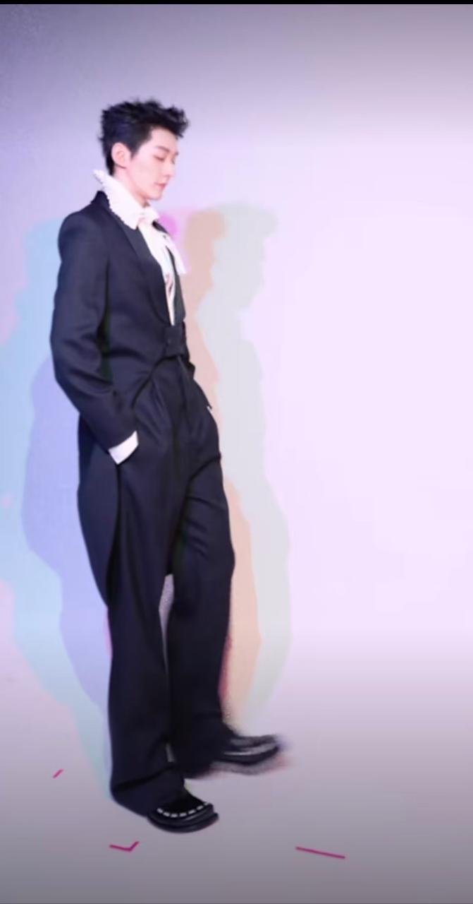 邓为司狂澜  仿佛因为至高的纯粹而燃烧的以太 充满着撕裂的哀伤 