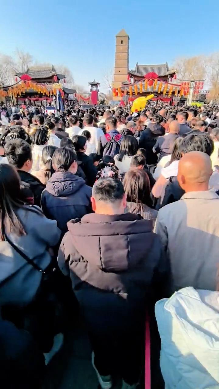 洛邑古城春节人流如潮，十几路大军齐头并进。
洛阳洛邑古城初一人气爆棚到壮观，全线