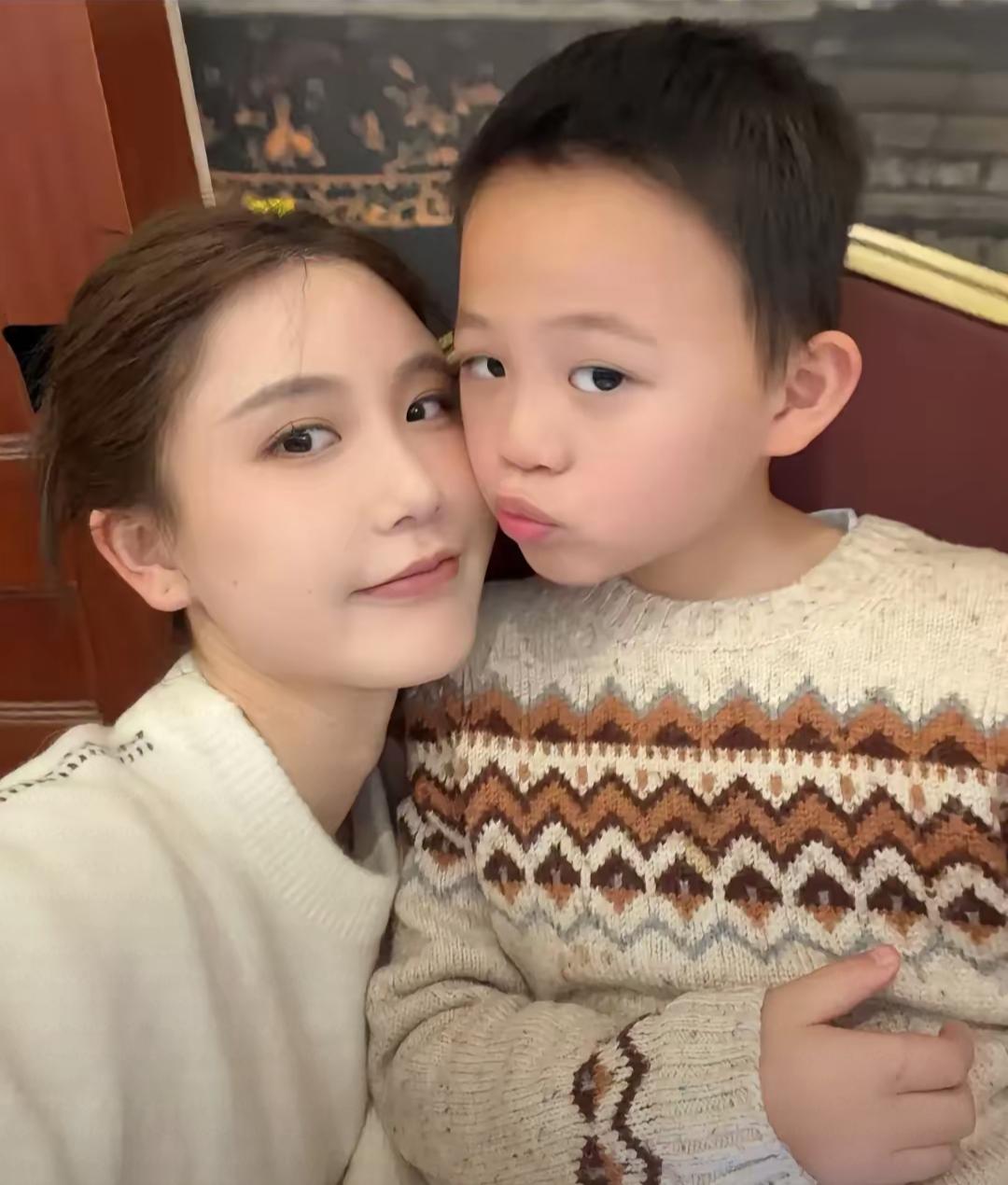 楚玲和小时候的六宝，儿子是帅哥，楚玲是辣妈！