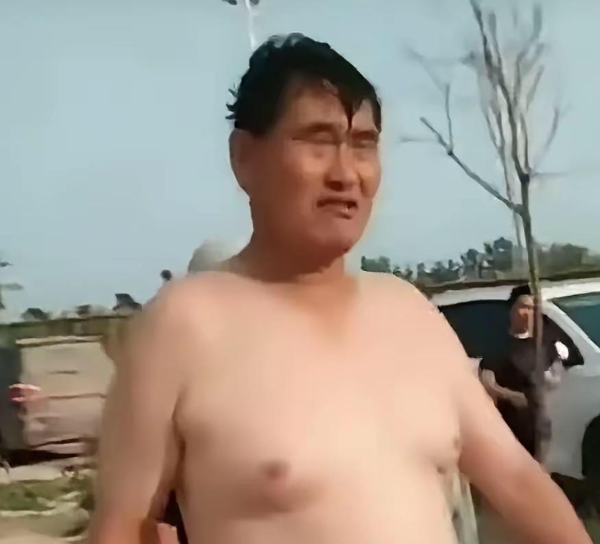 朱之文光着膀子在外面随意走动的样子，实在谈不上文明得体。这样的举动，真的符合大众