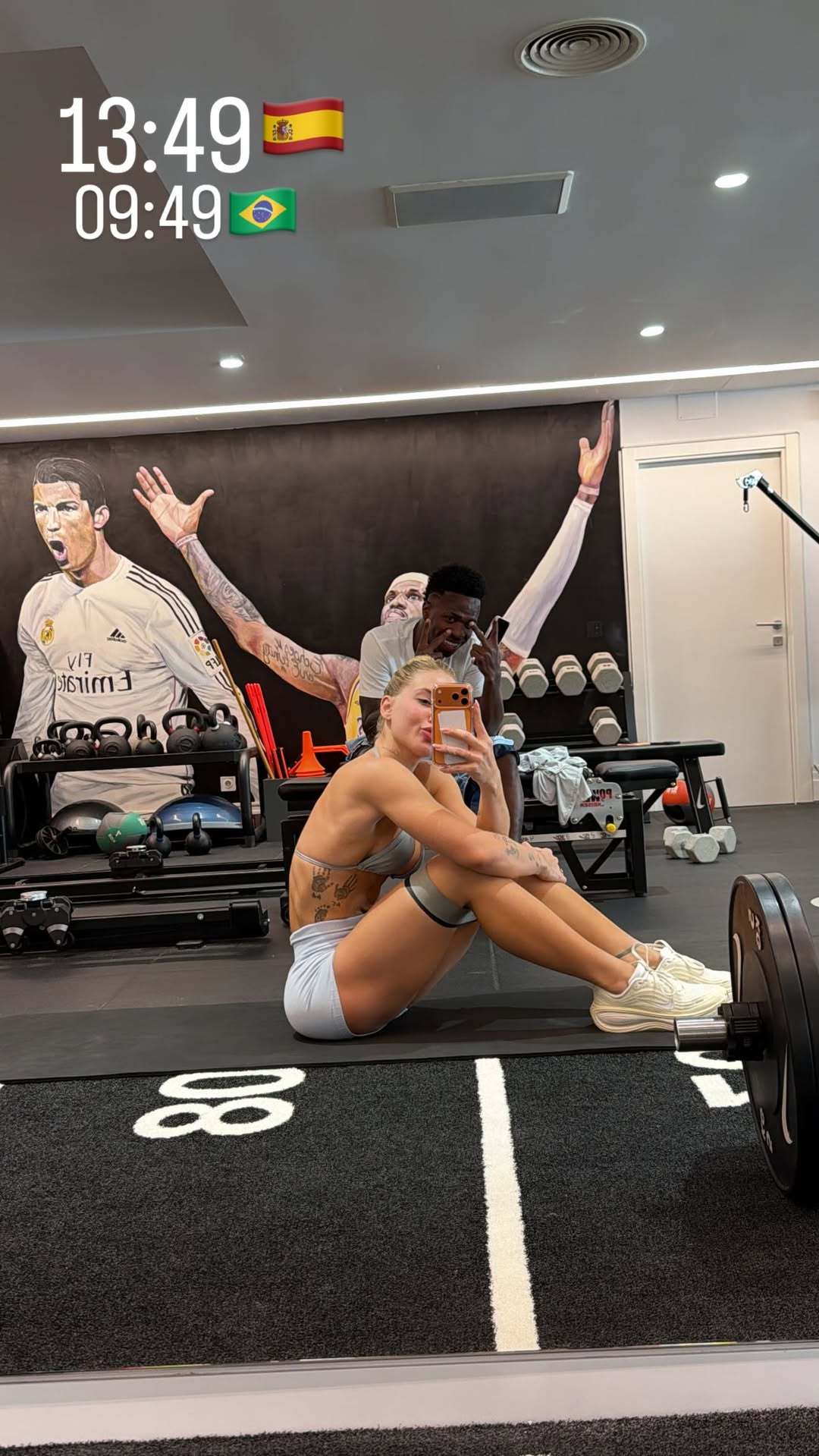 威尼修斯和女友一起健身 