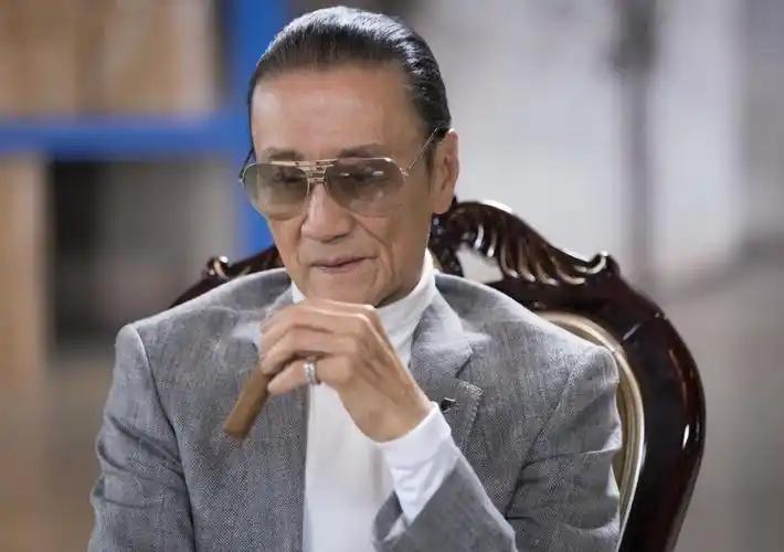 知道谢贤有钱，但真没想到会这么有钱。
 
开千万级劳斯莱斯，住1000平豪华海景