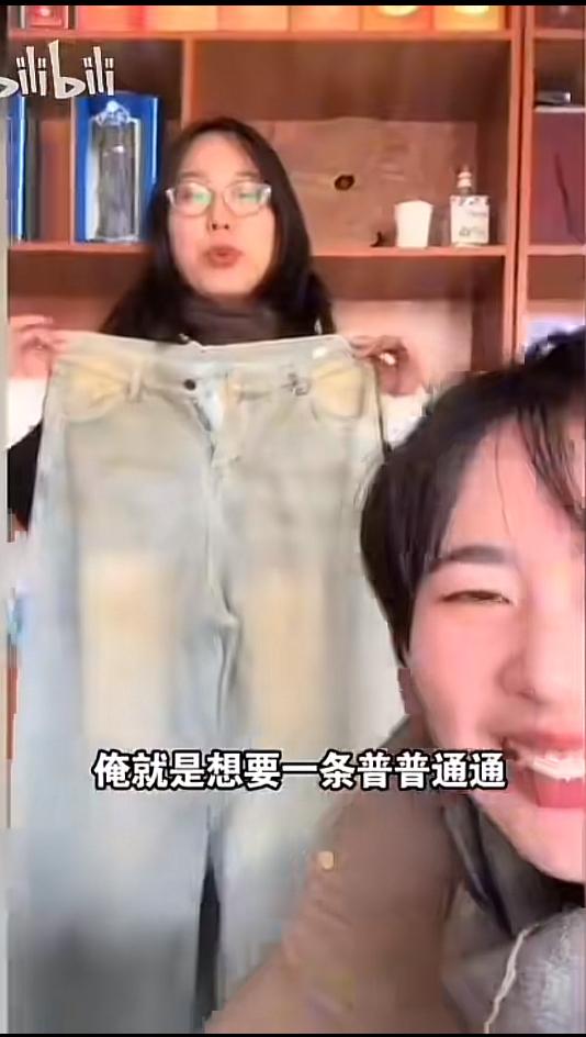 刷到网友发的视频，我笑出了声，两个女人同时晒出网购商品，第一位女人买了条围巾，上