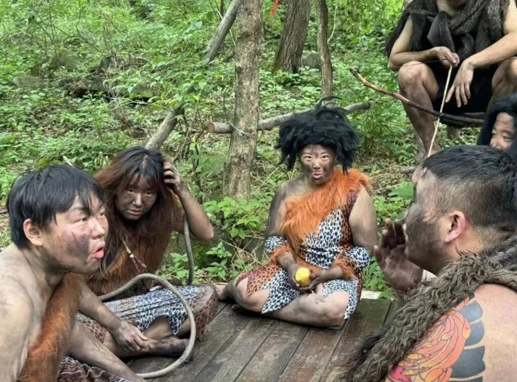 湖北恩施这景区是真懂年轻人啊，10万招12个大学生扮“野人”，日均833元还包食