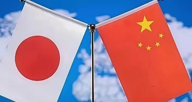 日本这阵子明显慌了。2026年上半年，日本连续加码防务开支，预算突破9万亿日元，