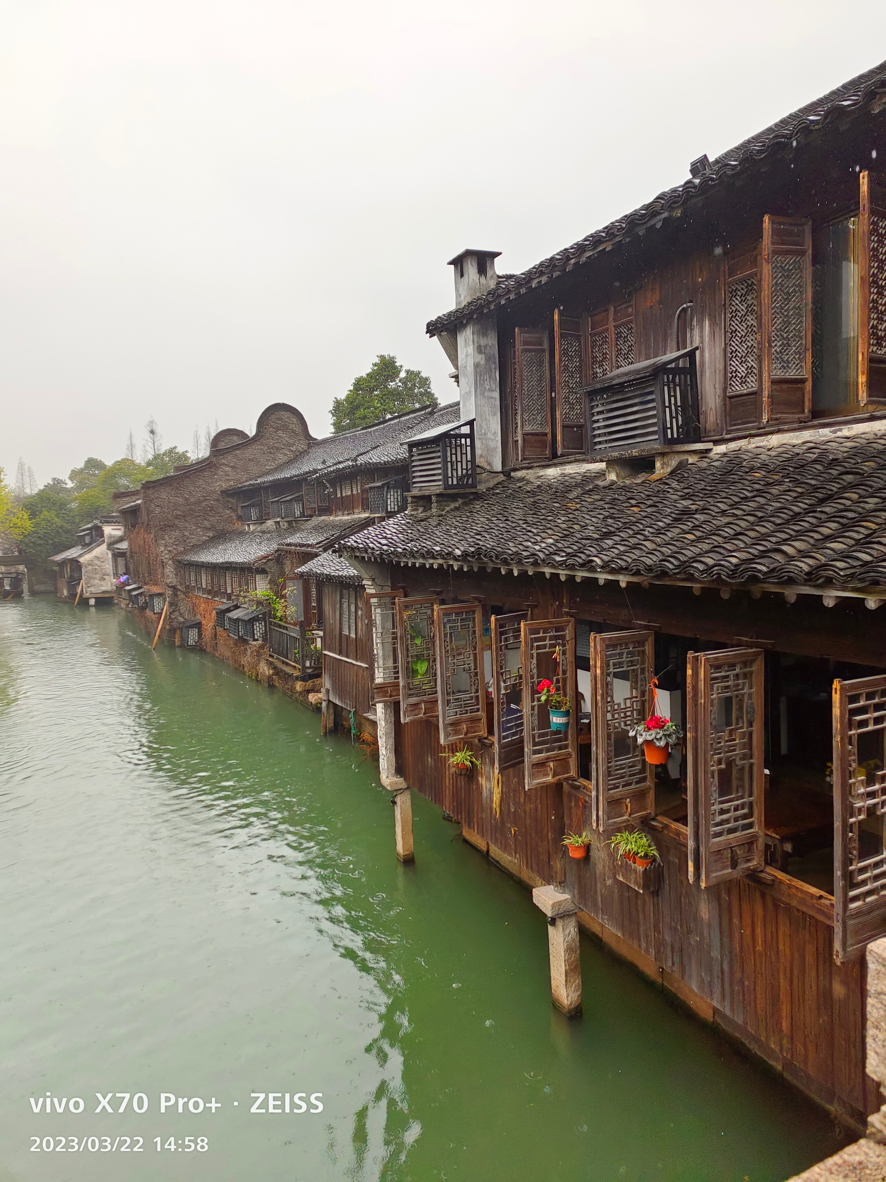 喜欢小镇的幽兰与静美,清风徐来,也是那么安详,希望自己以后也能住这样的小镇 