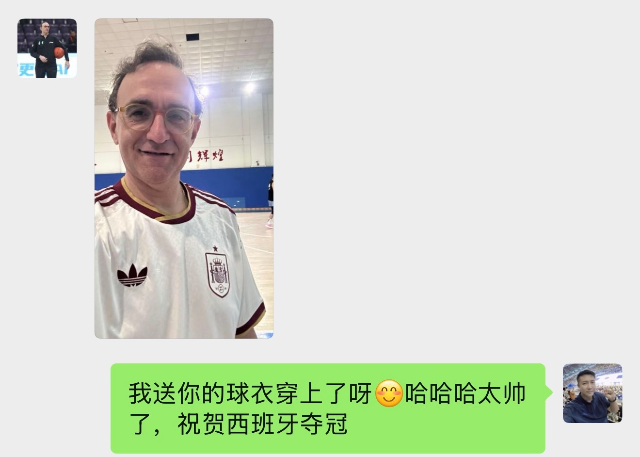 我上个月分享给乌戈洛佩斯一件西班牙球衣并送上了祝福今天夺冠了，他穿上去训练了哈哈