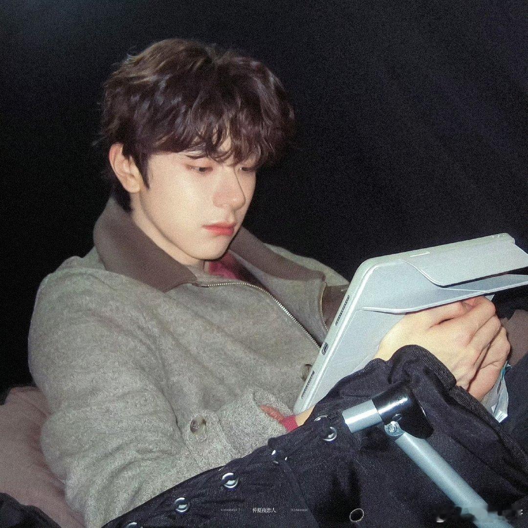 方头明快从林一身上下来 救命！林一这波操作和方头明无缝衔接，空气投篮 + 摸下巴