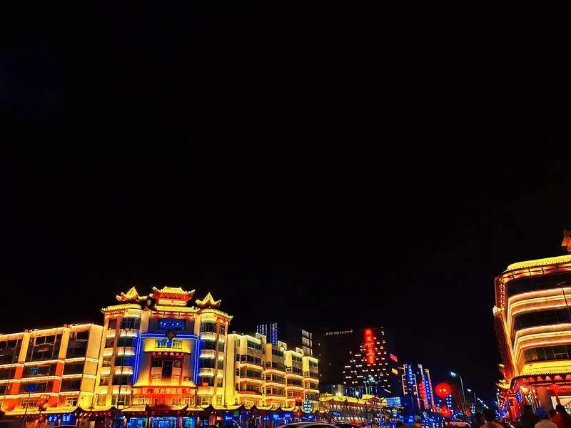 要说宁夏银川最火的夜市，那不得不提怀远夜市。它可是银川最具烟火气的夜市街之一，更