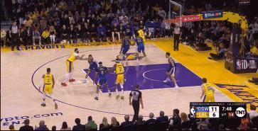 天勾再现人间？以天勾致敬贾巴尔！詹姆斯迎着三人协防，大高抛天勾进球，这球太难了，