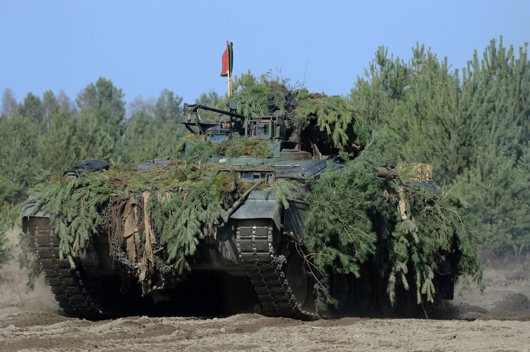 德国和新加坡军队在德国上卢萨蒂亚军事训练区进行第26次装甲演习。