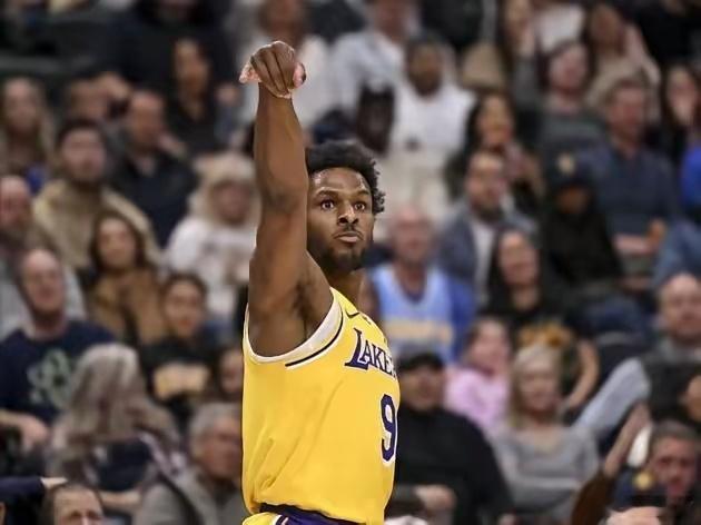 布朗尼季后赛生涯首分湖人队和火箭队系列赛的第三场，比赛第二节7分45秒时，湖人队