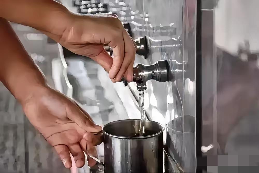 果然事教人，一教就会！泉州这所私立学校喝热水收费的事终于整改，

不是校方良心觉