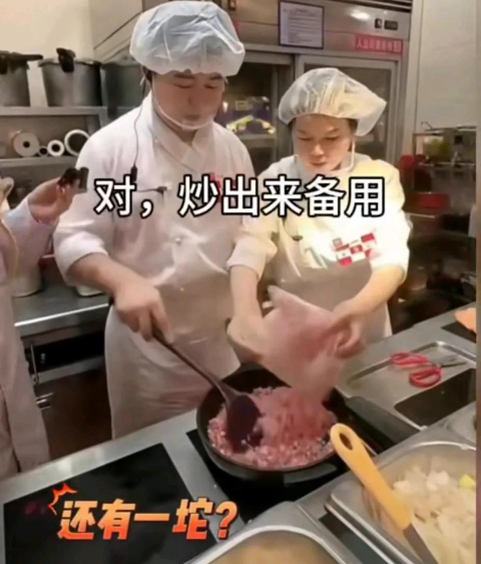 这就是个热菜师，但凡是个人谁都会，西贝“大厨”真大骂轻松！难怪要吵着上市，除了顾