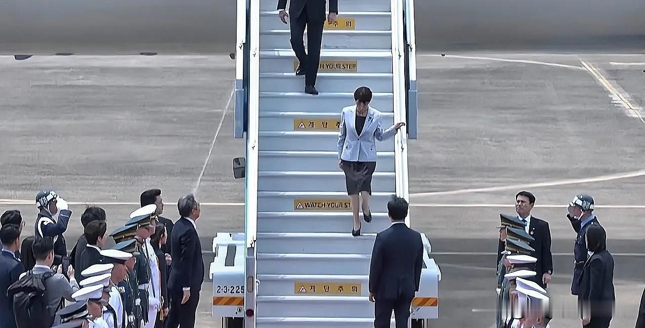 没仪式，日本失望
当地时间5月19日，日本首相高市早苗突然抵达韩国，原本以为这次