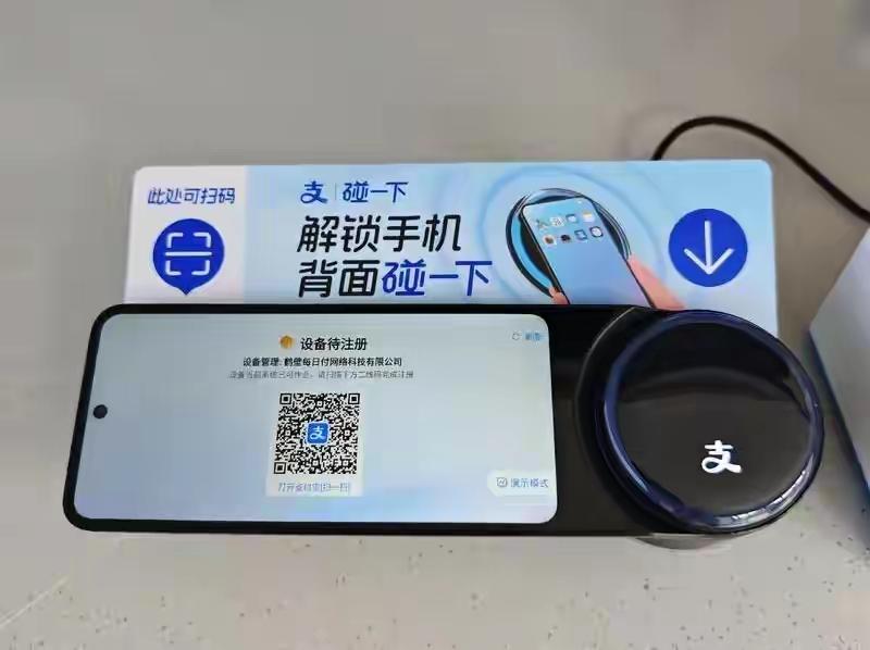 支付宝碰一碰席卷街头，两亿人摸手机付钱，蓝标签藏着啥秘密。

前几天我去老张煎饼