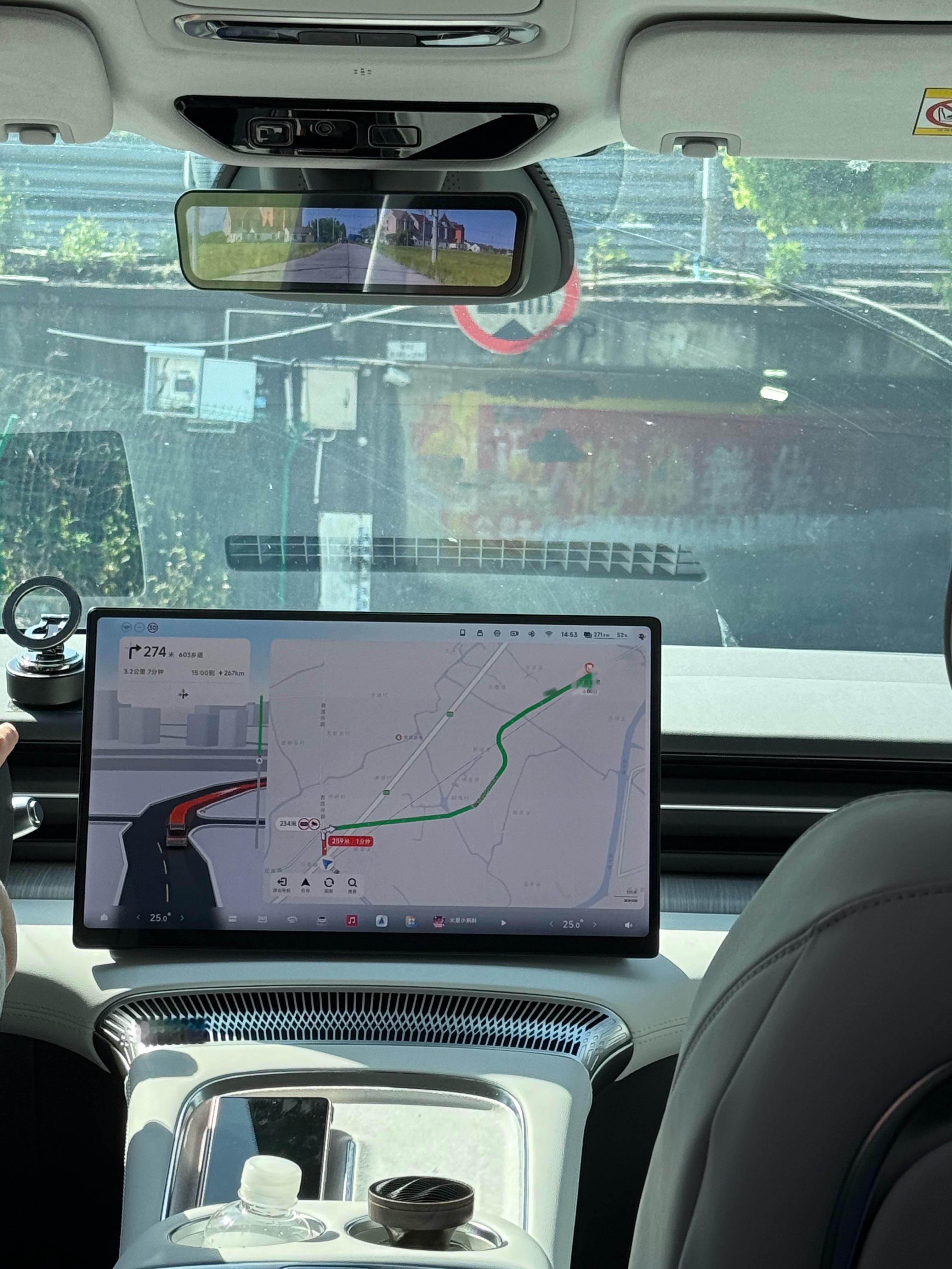 回家路上最难开的路段出现了这个桥洞太窄了，还好小鹏 X9 hold 住了出来发现