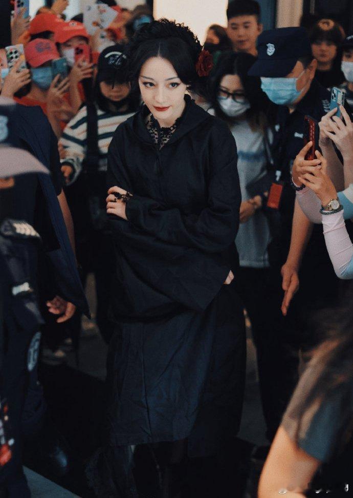 #迪丽热巴编发红玫瑰#百变小巴🖤🌹 ​​​