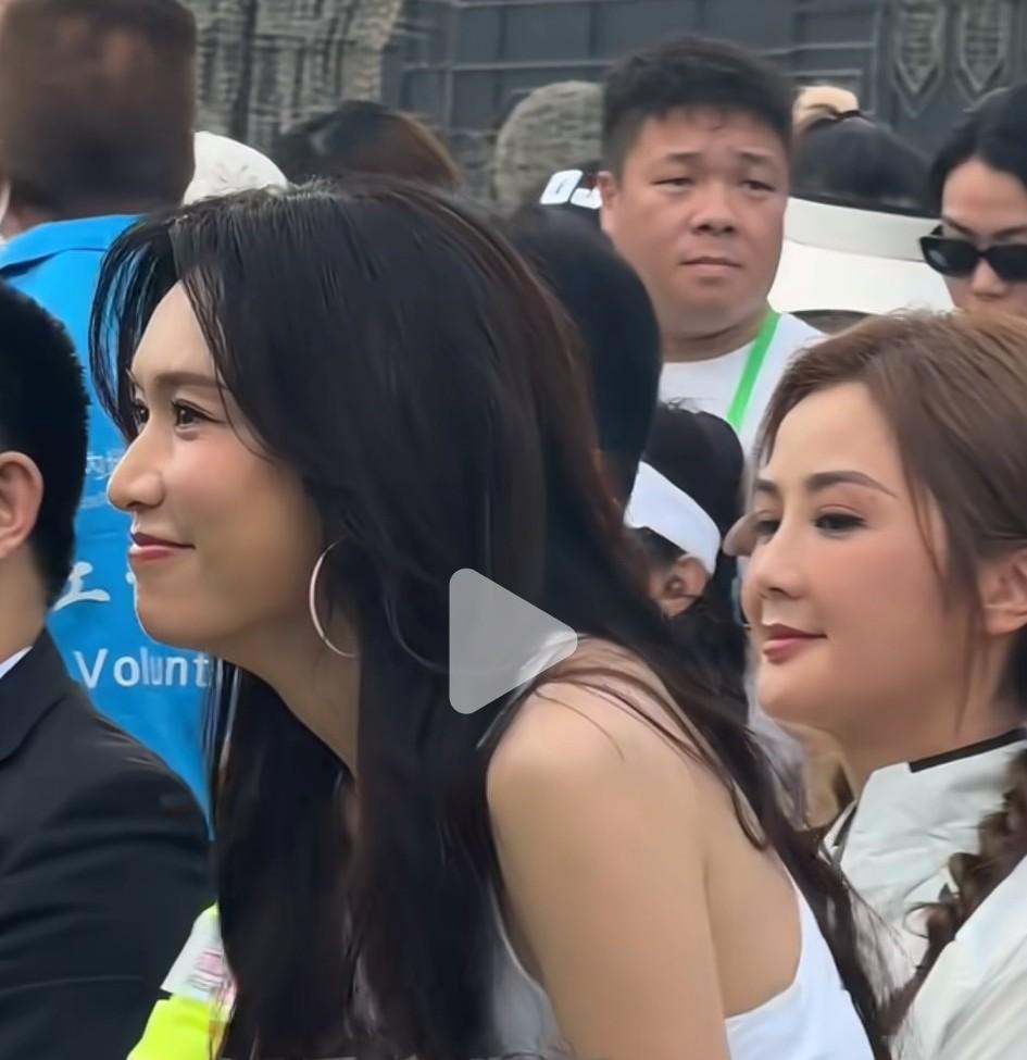 阿sa林志玲同场参加马拉松
林志玲表现积极，旁边阿sa的表情亮了，到底谁才是50