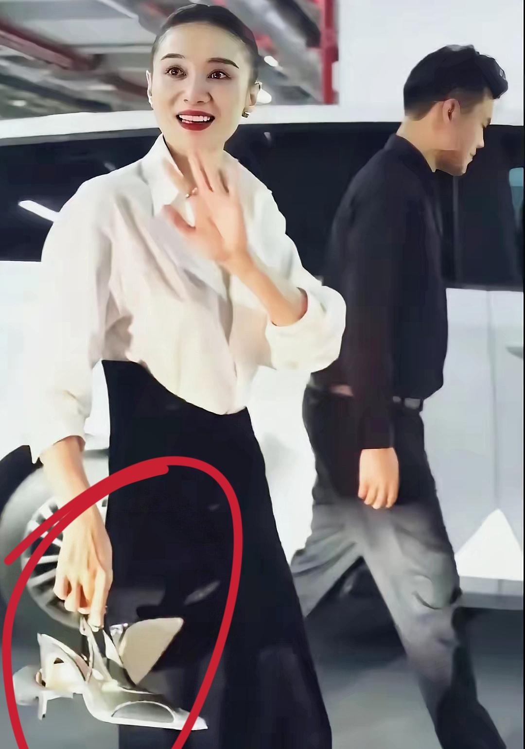 宋佳
大家应该都不陌生吧！

这两天宋佳参加活动的时候，看到记者有在拍她，她大大