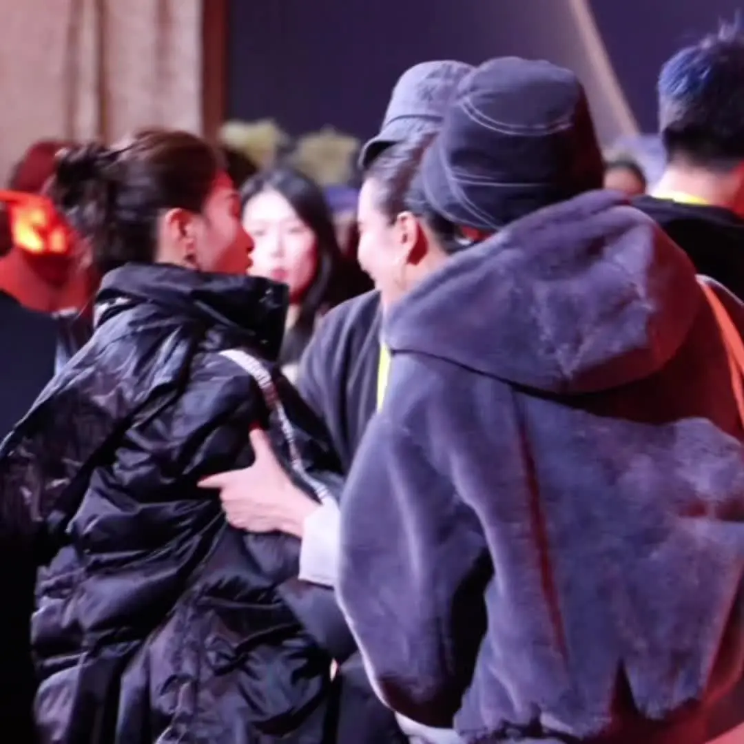 女孩子就应该闪闪发光，上戏姐妹什么时候再次合作！这个画面真的太美了！